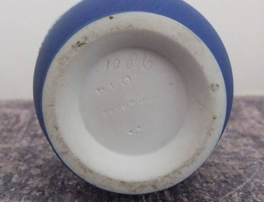 EARLY 1900`S - A STUNNING DARK BLUE WEDGWOOD JASPERWARE URN STYLE POSY VASE !! RARE FIND !!