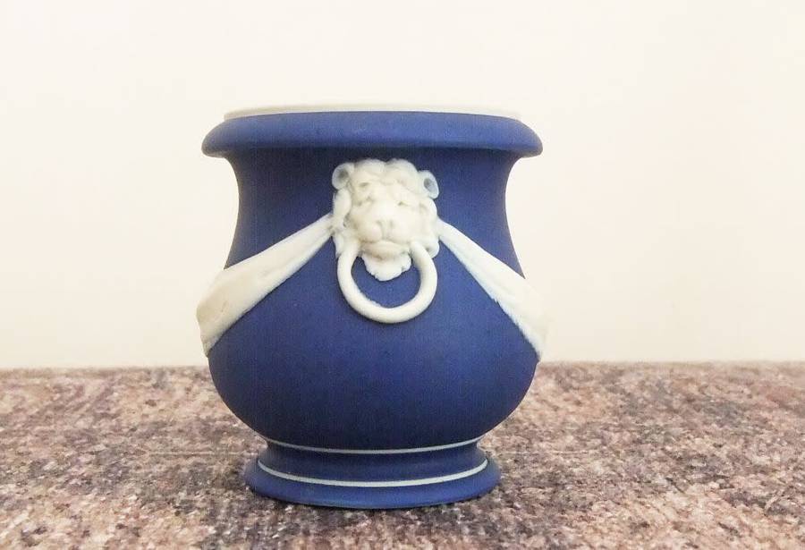 EARLY 1900`S - A STUNNING DARK BLUE WEDGWOOD JASPERWARE URN STYLE POSY VASE !! RARE FIND !!