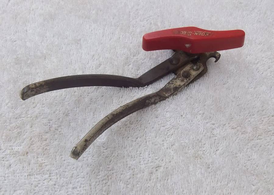 VINTAGE CAN AND BOTTLE OPENER