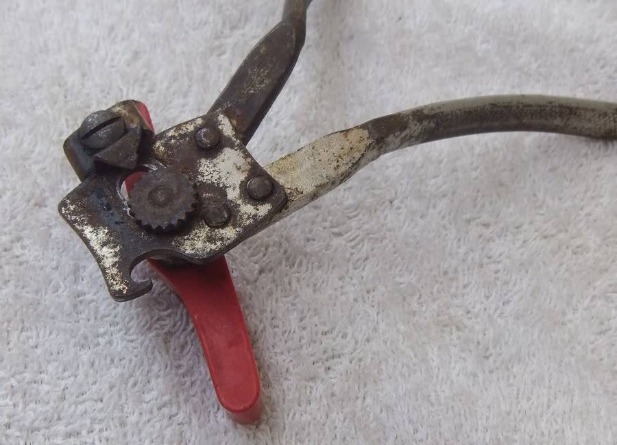 VINTAGE CAN AND BOTTLE OPENER