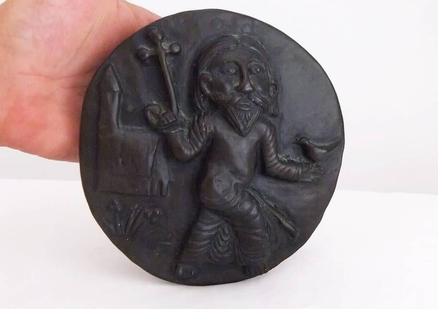 RARELY SEEN !! A VINTAGE WILD GOOSE STUDIO BRONZED PLAQUE OF ST KEVIN WITH BLACKBIRD ! 50 EURO VALUE