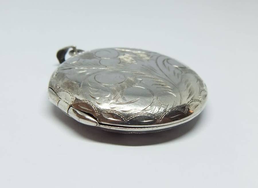 SO COOL !! A MUCH LARGER THAN USUAL STERLING SILVER LOCKET PENDANT IN GREAT CONDITION !! WOW !!