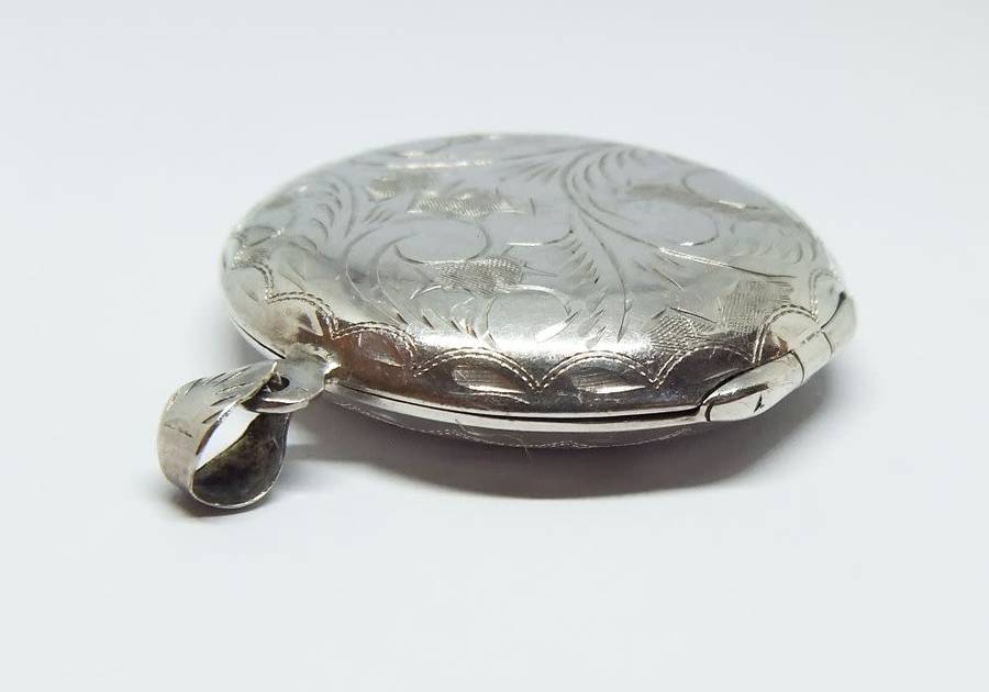 SO COOL !! A MUCH LARGER THAN USUAL STERLING SILVER LOCKET PENDANT IN GREAT CONDITION !! WOW !!