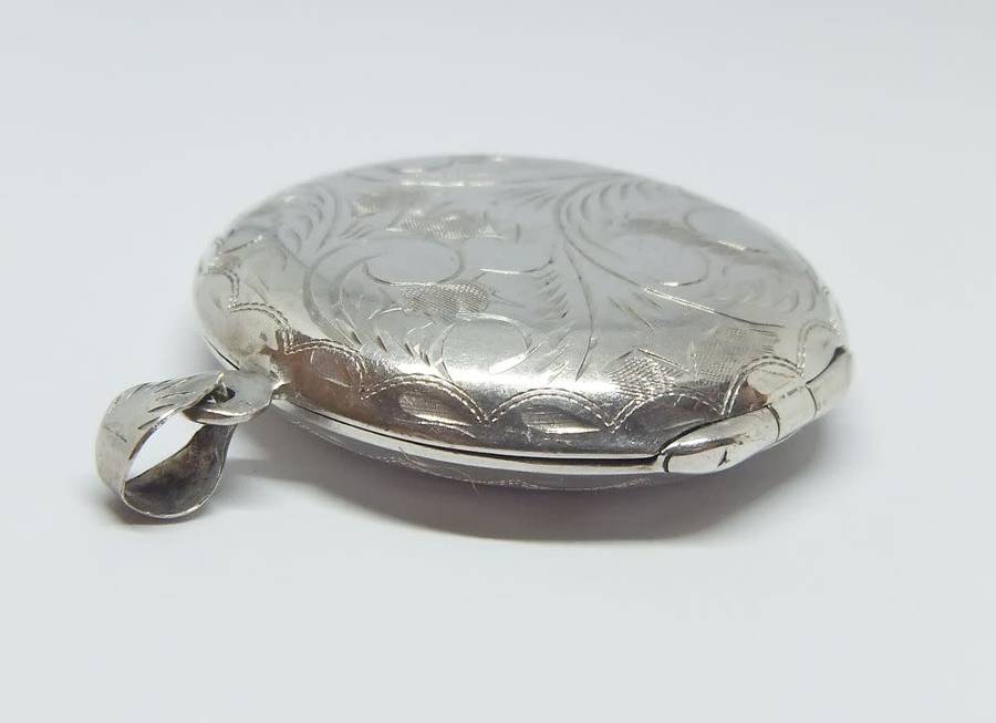 SO COOL !! A MUCH LARGER THAN USUAL STERLING SILVER LOCKET PENDANT IN GREAT CONDITION !! WOW !!