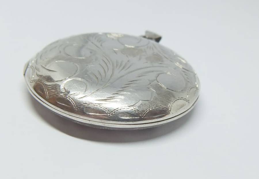 SO COOL !! A MUCH LARGER THAN USUAL STERLING SILVER LOCKET PENDANT IN GREAT CONDITION !! WOW !!