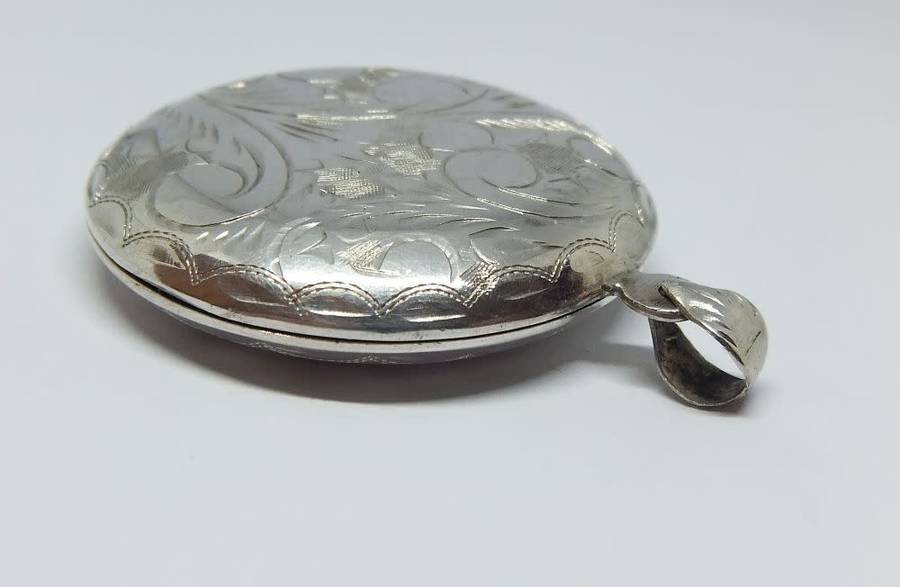 SO COOL !! A MUCH LARGER THAN USUAL STERLING SILVER LOCKET PENDANT IN GREAT CONDITION !! WOW !!