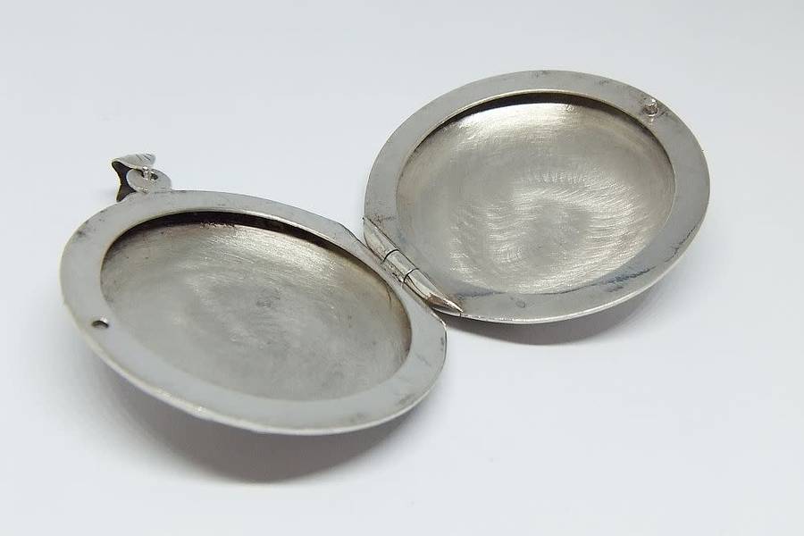 SO COOL !! A MUCH LARGER THAN USUAL STERLING SILVER LOCKET PENDANT IN GREAT CONDITION !! WOW !!