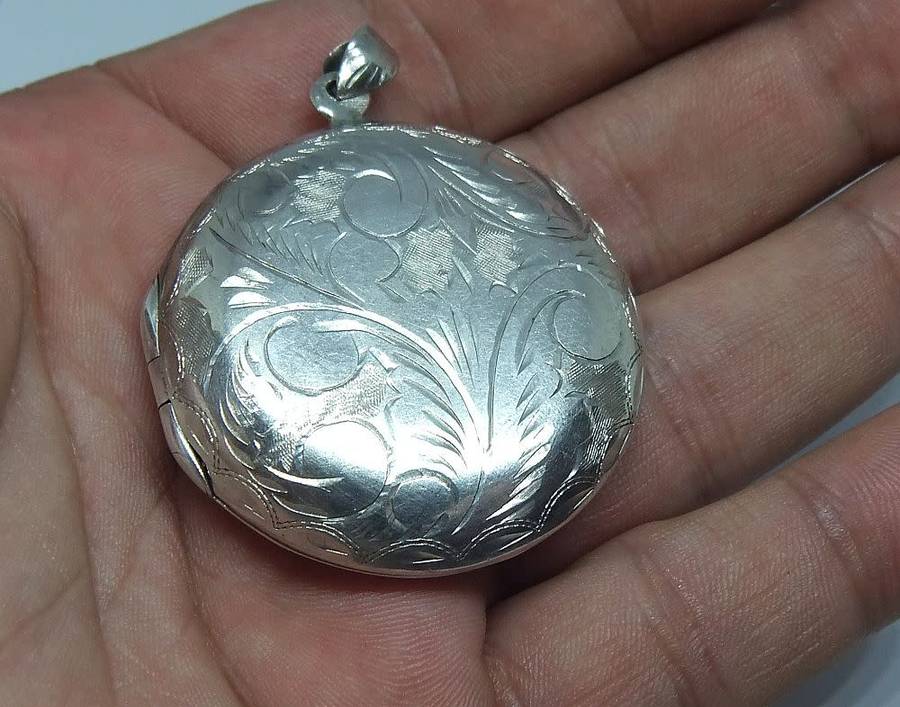 SO COOL !! A MUCH LARGER THAN USUAL STERLING SILVER LOCKET PENDANT IN GREAT CONDITION !! WOW !!