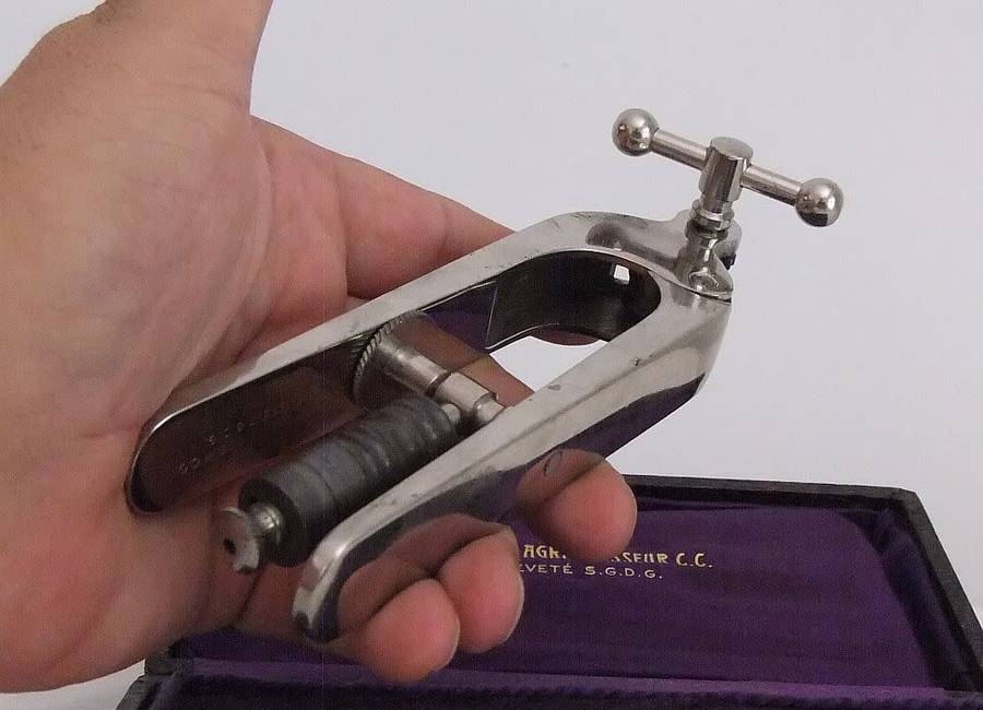 ULTRA RARE !! AN EARLY 20TH CENTURY JEWELERS / WATCHMAKERS TOOL IN ORIGINAL CASE !! HIGH VALUE !!
