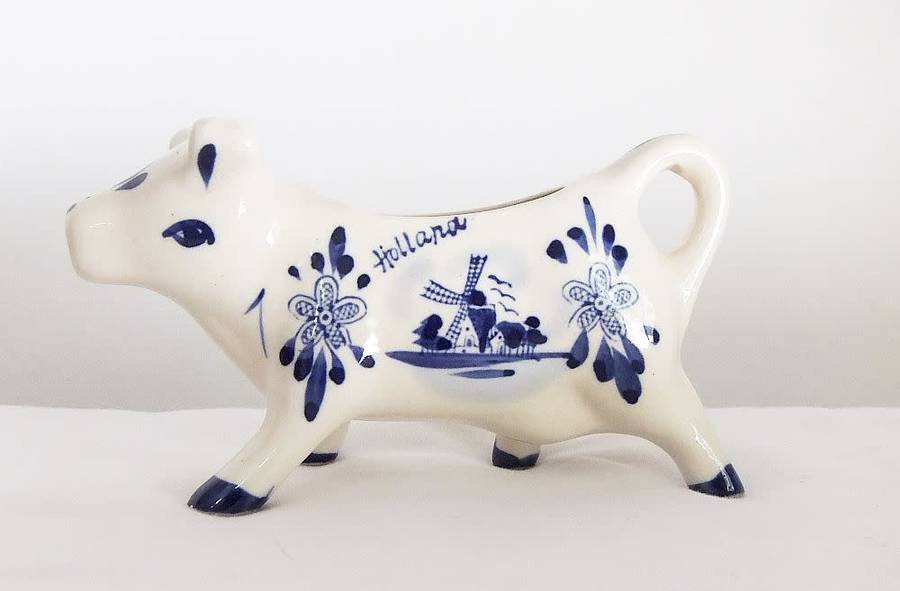 KYK !! A FABULOUS VINTAGE DUTCH DELFT STYLE COW SHAPED CREAMER WITH HAND PAINTED DECORATION !!