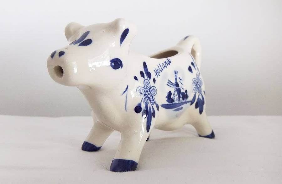 KYK !! A FABULOUS VINTAGE DUTCH DELFT STYLE COW SHAPED CREAMER WITH HAND PAINTED DECORATION !!