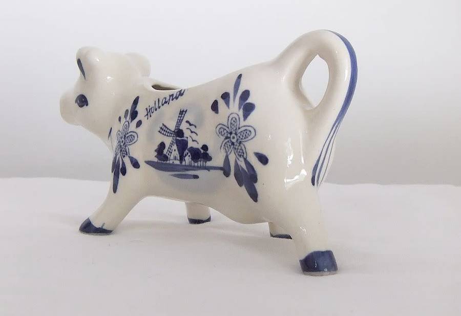 KYK !! A FABULOUS VINTAGE DUTCH DELFT STYLE COW SHAPED CREAMER WITH HAND PAINTED DECORATION !!