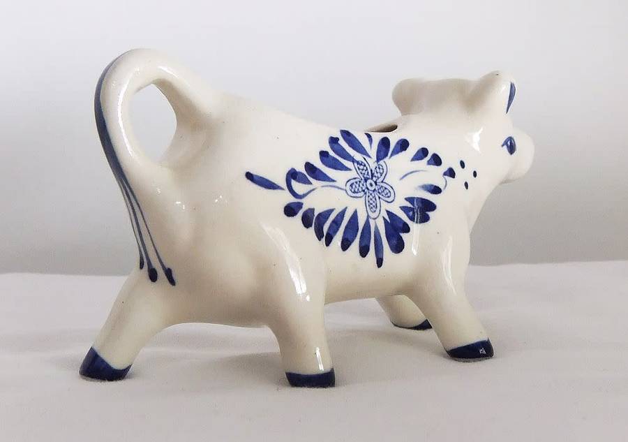 KYK !! A FABULOUS VINTAGE DUTCH DELFT STYLE COW SHAPED CREAMER WITH HAND PAINTED DECORATION !!