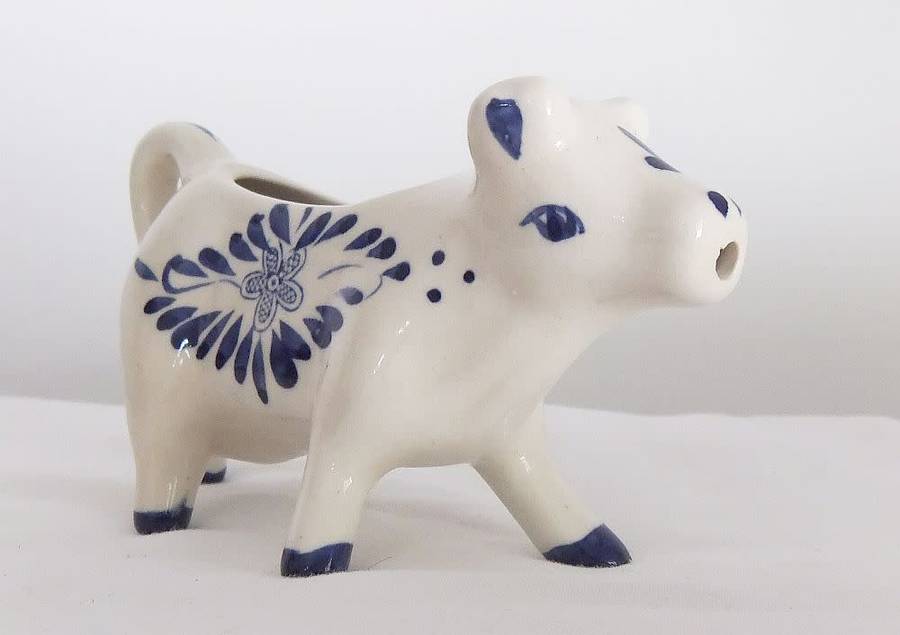 KYK !! A FABULOUS VINTAGE DUTCH DELFT STYLE COW SHAPED CREAMER WITH HAND PAINTED DECORATION !!