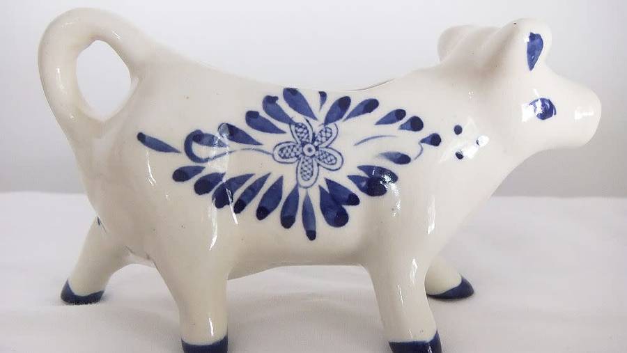 KYK !! A FABULOUS VINTAGE DUTCH DELFT STYLE COW SHAPED CREAMER WITH HAND PAINTED DECORATION !!