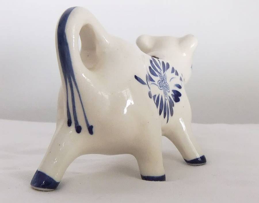 KYK !! A FABULOUS VINTAGE DUTCH DELFT STYLE COW SHAPED CREAMER WITH HAND PAINTED DECORATION !!