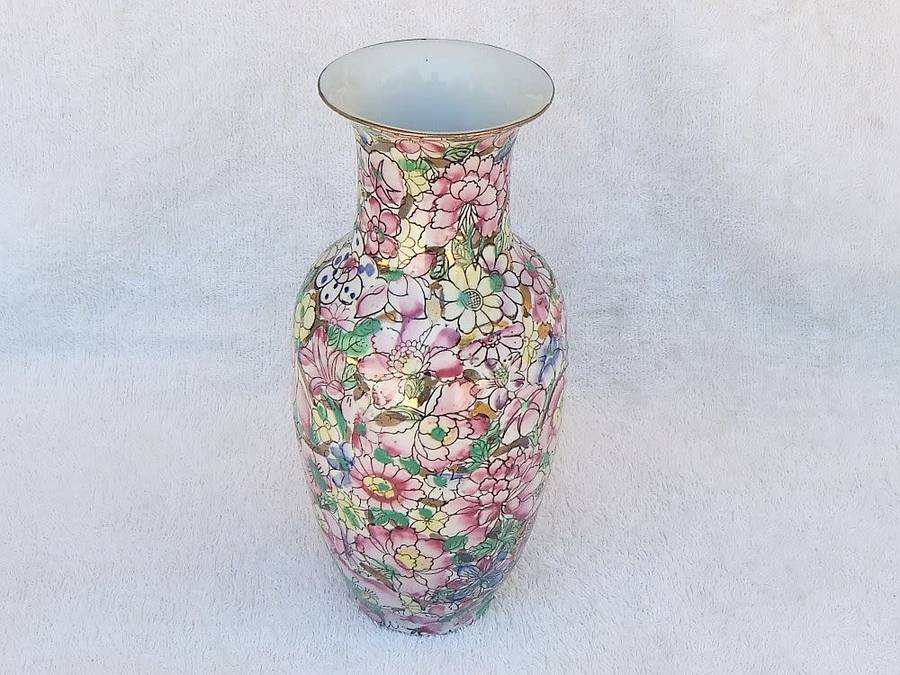 A MAGNIFICENT VINTAGE CHINESE HAND PAINTED VASE WITH GOLDEN BACKGROUND AND MAKERS STAMP TO BASE !!