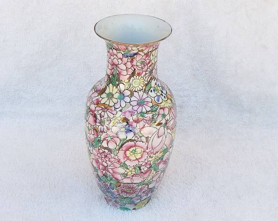 A MAGNIFICENT VINTAGE CHINESE HAND PAINTED VASE WITH GOLDEN BACKGROUND AND MAKERS STAMP TO BASE !!