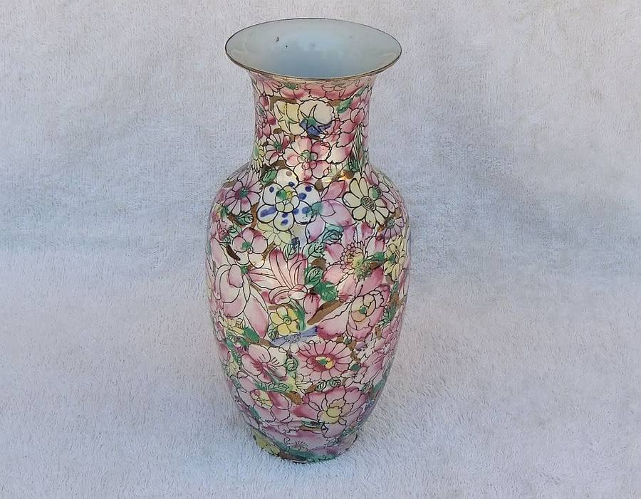 A MAGNIFICENT VINTAGE CHINESE HAND PAINTED VASE WITH GOLDEN BACKGROUND AND MAKERS STAMP TO BASE !!