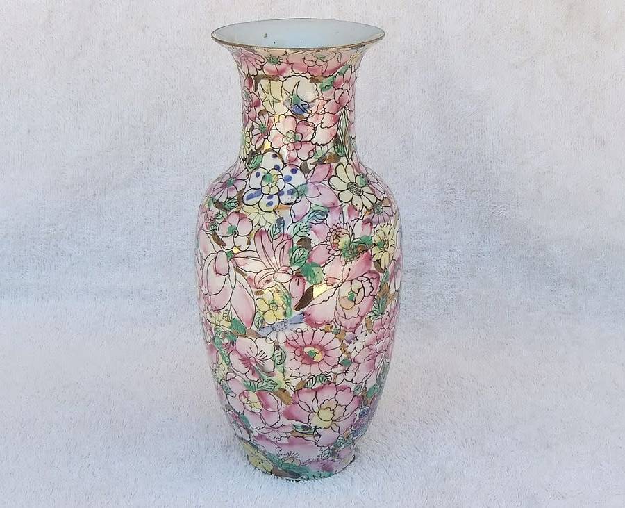 A MAGNIFICENT VINTAGE CHINESE HAND PAINTED VASE WITH GOLDEN BACKGROUND AND MAKERS STAMP TO BASE !!