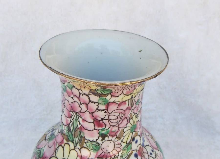 A MAGNIFICENT VINTAGE CHINESE HAND PAINTED VASE WITH GOLDEN BACKGROUND AND MAKERS STAMP TO BASE !!