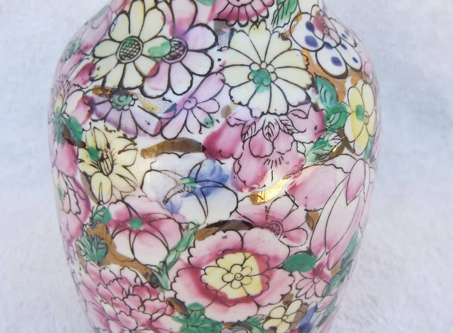 A MAGNIFICENT VINTAGE CHINESE HAND PAINTED VASE WITH GOLDEN BACKGROUND AND MAKERS STAMP TO BASE !!