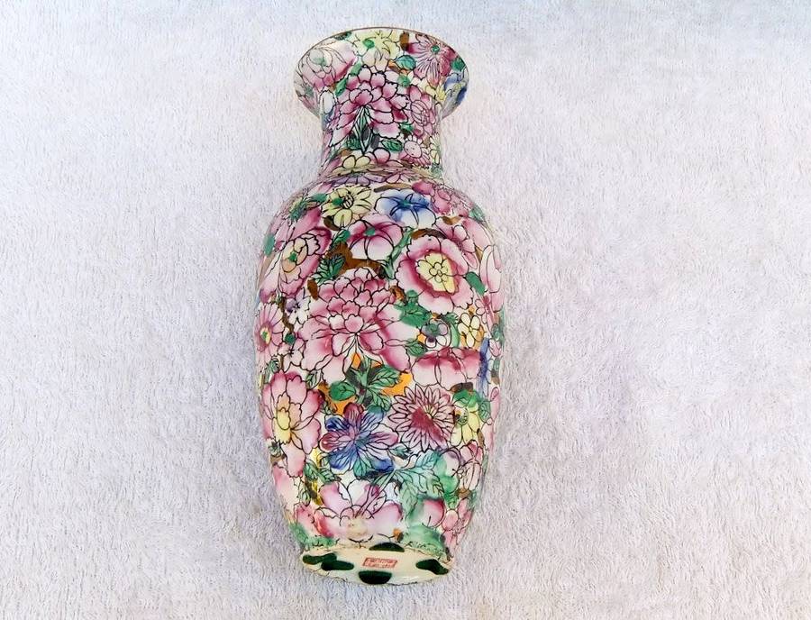 A MAGNIFICENT VINTAGE CHINESE HAND PAINTED VASE WITH GOLDEN BACKGROUND AND MAKERS STAMP TO BASE !!