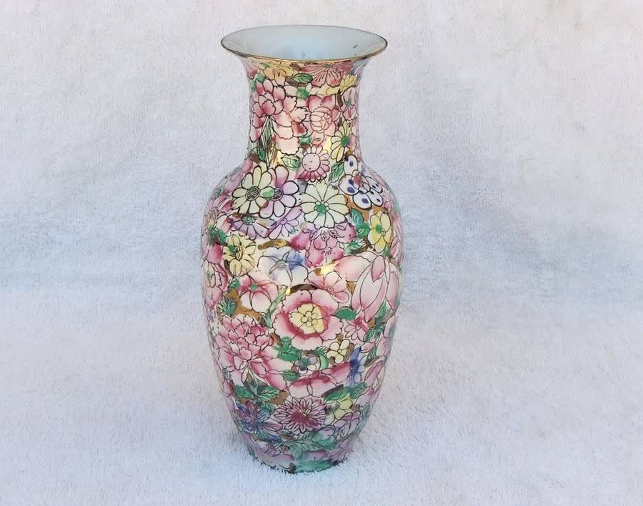 A MAGNIFICENT VINTAGE CHINESE HAND PAINTED VASE WITH GOLDEN BACKGROUND AND MAKERS STAMP TO BASE !!