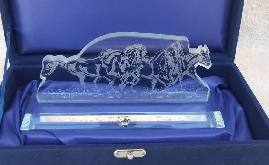 AN EXQUISITE VINTAGE SOLID GLASS DESKPIECE DEPICTING ARABIAN STALLIONS IN A VELVET TYPE CASE !! WOW