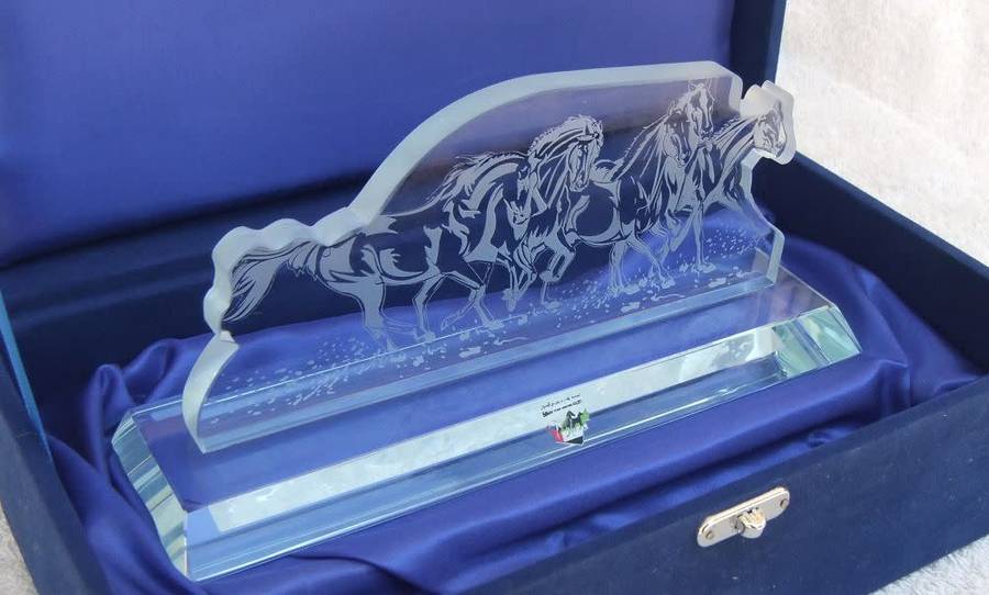 AN EXQUISITE VINTAGE SOLID GLASS DESKPIECE DEPICTING ARABIAN STALLIONS IN A VELVET TYPE CASE !! WOW
