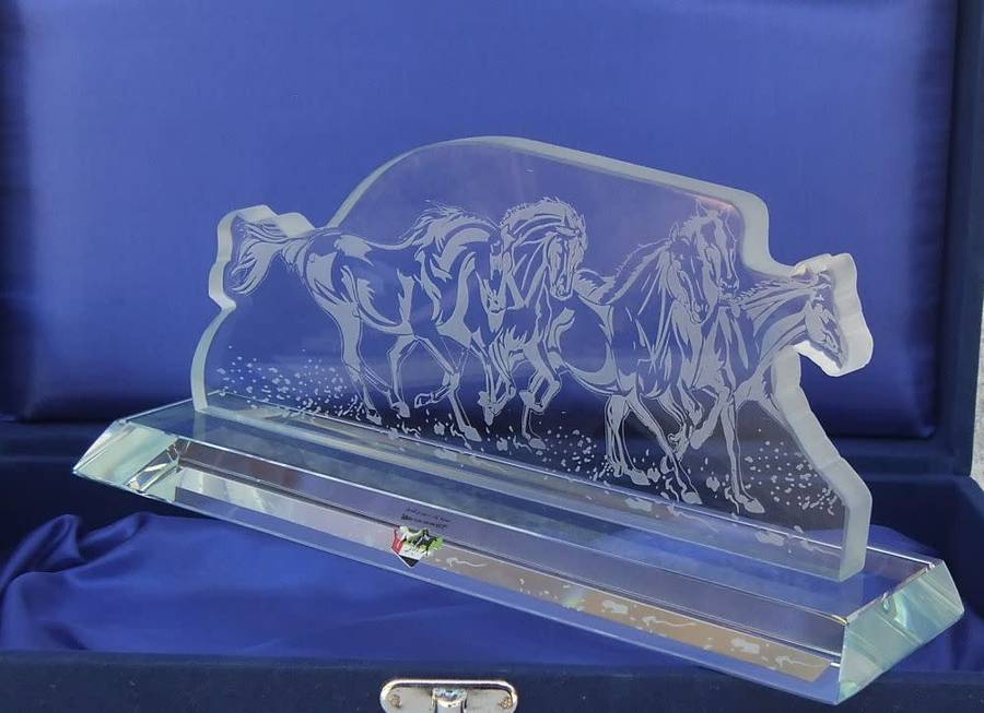 AN EXQUISITE VINTAGE SOLID GLASS DESKPIECE DEPICTING ARABIAN STALLIONS IN A VELVET TYPE CASE !! WOW