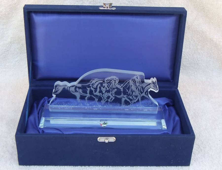 AN EXQUISITE VINTAGE SOLID GLASS DESKPIECE DEPICTING ARABIAN STALLIONS IN A VELVET TYPE CASE !! WOW