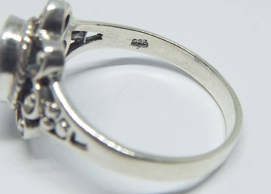 A genuine sterling silver ring with a faceted purple inset - Brand new - With gift box
