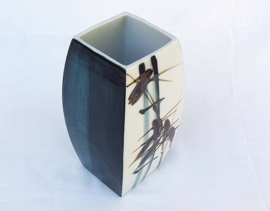 An absolutely gorgeous signed hand painted Chinese porcelain vase in excellent condition