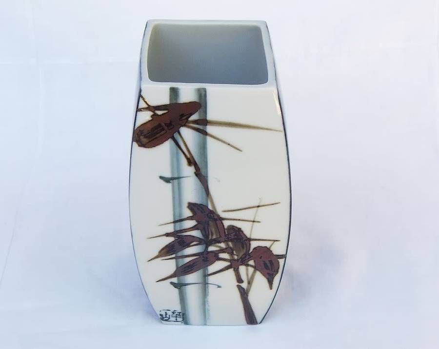 An absolutely gorgeous signed hand painted Chinese porcelain vase in excellent condition