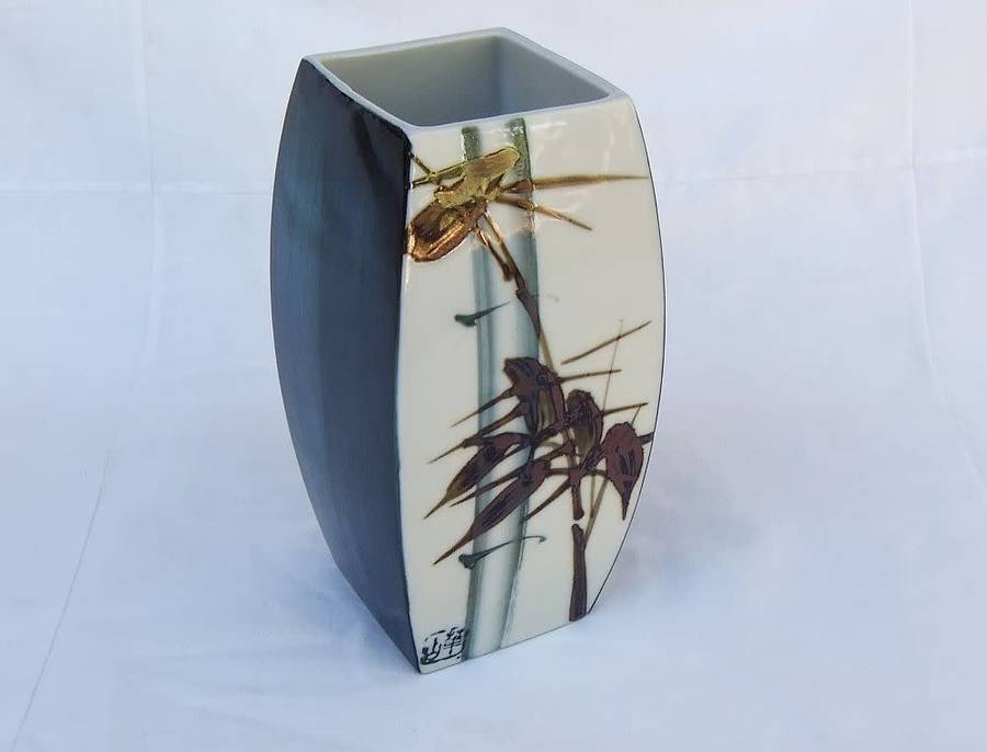 An absolutely gorgeous signed hand painted Chinese porcelain vase in excellent condition