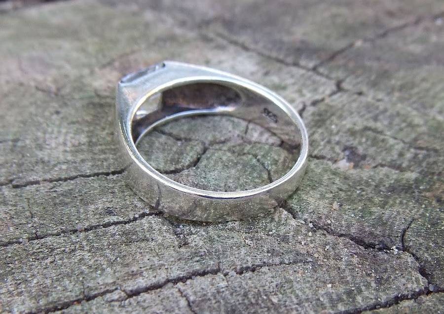 A great quality solid sterling silver ring with a faceted square inset in excellent condition