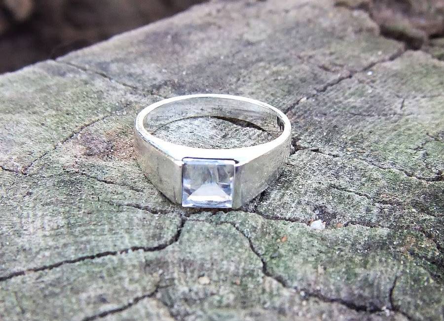 A great quality solid sterling silver ring with a faceted square inset in excellent condition