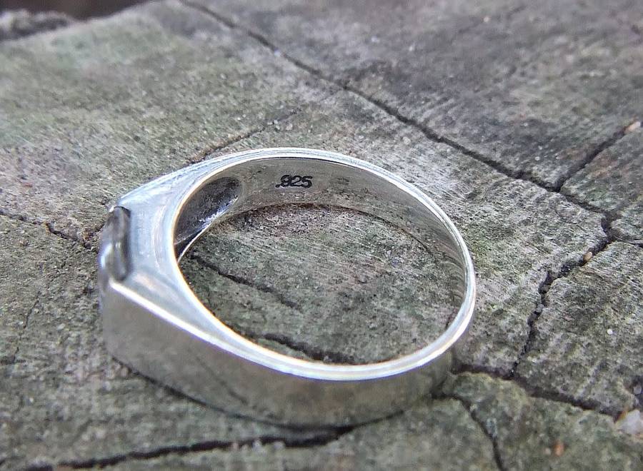 A great quality solid sterling silver ring with a faceted square inset in excellent condition