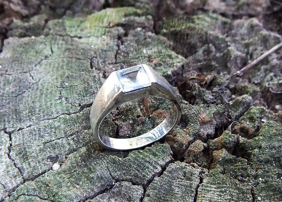 A great quality solid sterling silver ring with a faceted square inset in excellent condition