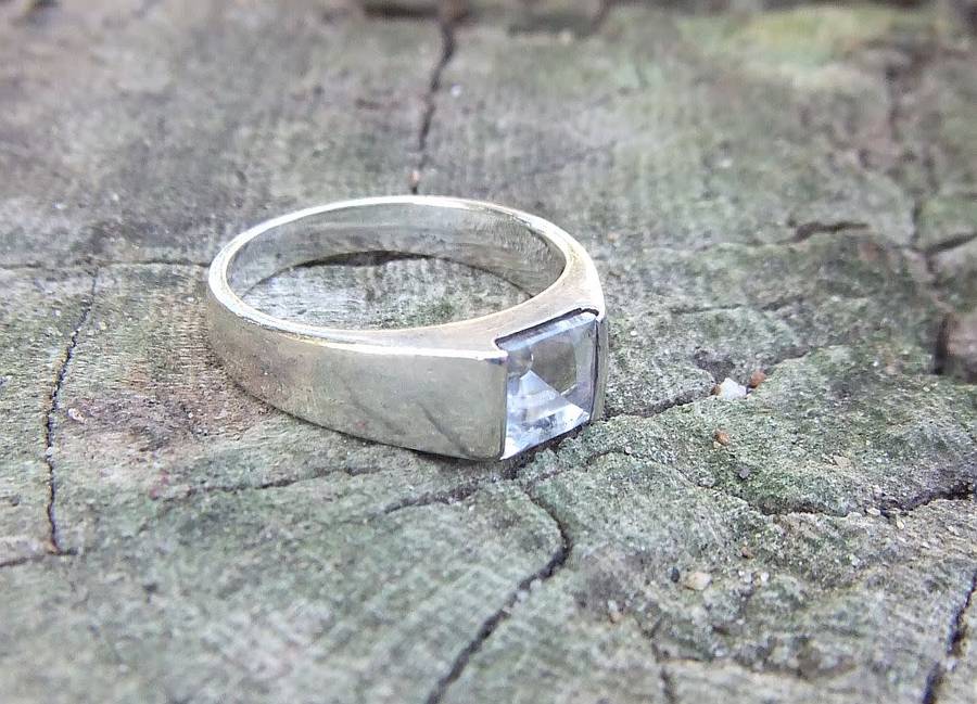 A great quality solid sterling silver ring with a faceted square inset in excellent condition