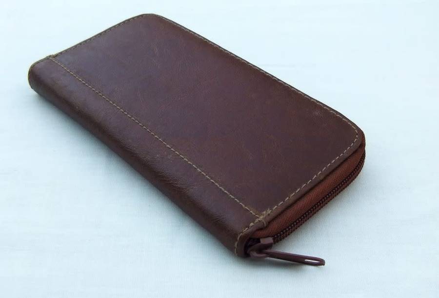Brand new !! A PU leather unisex wallet / purse for notes , coins and cards