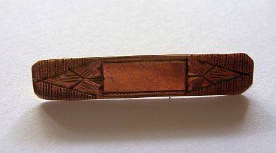 A VINTAGE 9CT GOLD CHRISTENING BROOCHE - POSTAGE R25