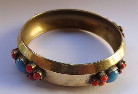 GORGEOUS VINTAGE LOOK BRASS BRACELET SET WITH STONES - POSTAGE R30