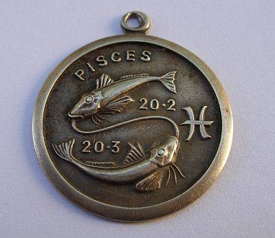 AN OLD STERLING SILVER PISCES STAR SIGN PENDANT - POSTAGE R30