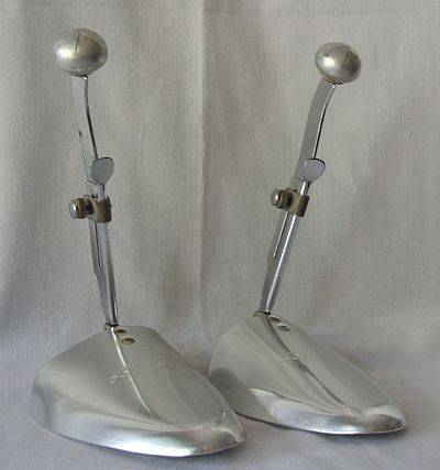 A VINTAGE PAIR OF SHOE STRETCHERS BY VIC-TREE MADE IN ENGLAND - POSTAGE R35