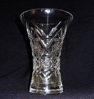 A GORGEOUS CRYSTAL VASE - WOW !!!!