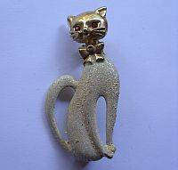 A vintage CAT brooche