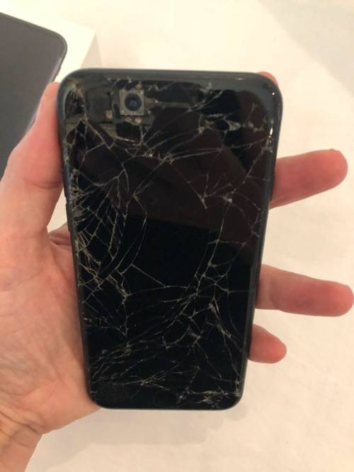 Apple iPhone 7 (128GB) *Broken Screen*