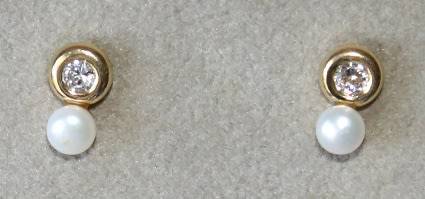 REDUCED MADLY - 9k / 9ct gold & Pearl stud EARRINGS: simulated diamonds. Ready for you. Last pair!